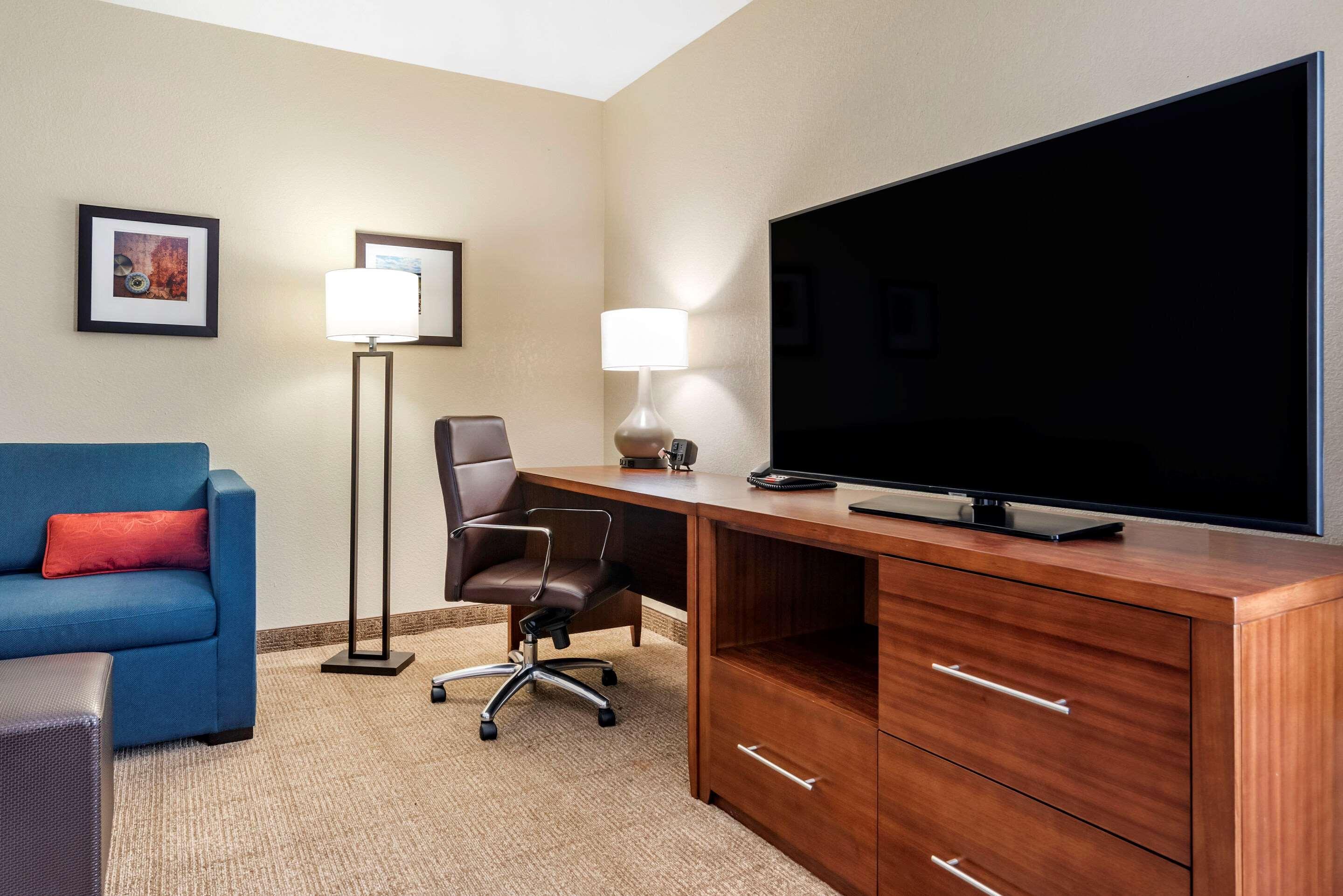 Comfort Suites Airport Luckney Exteriör bild