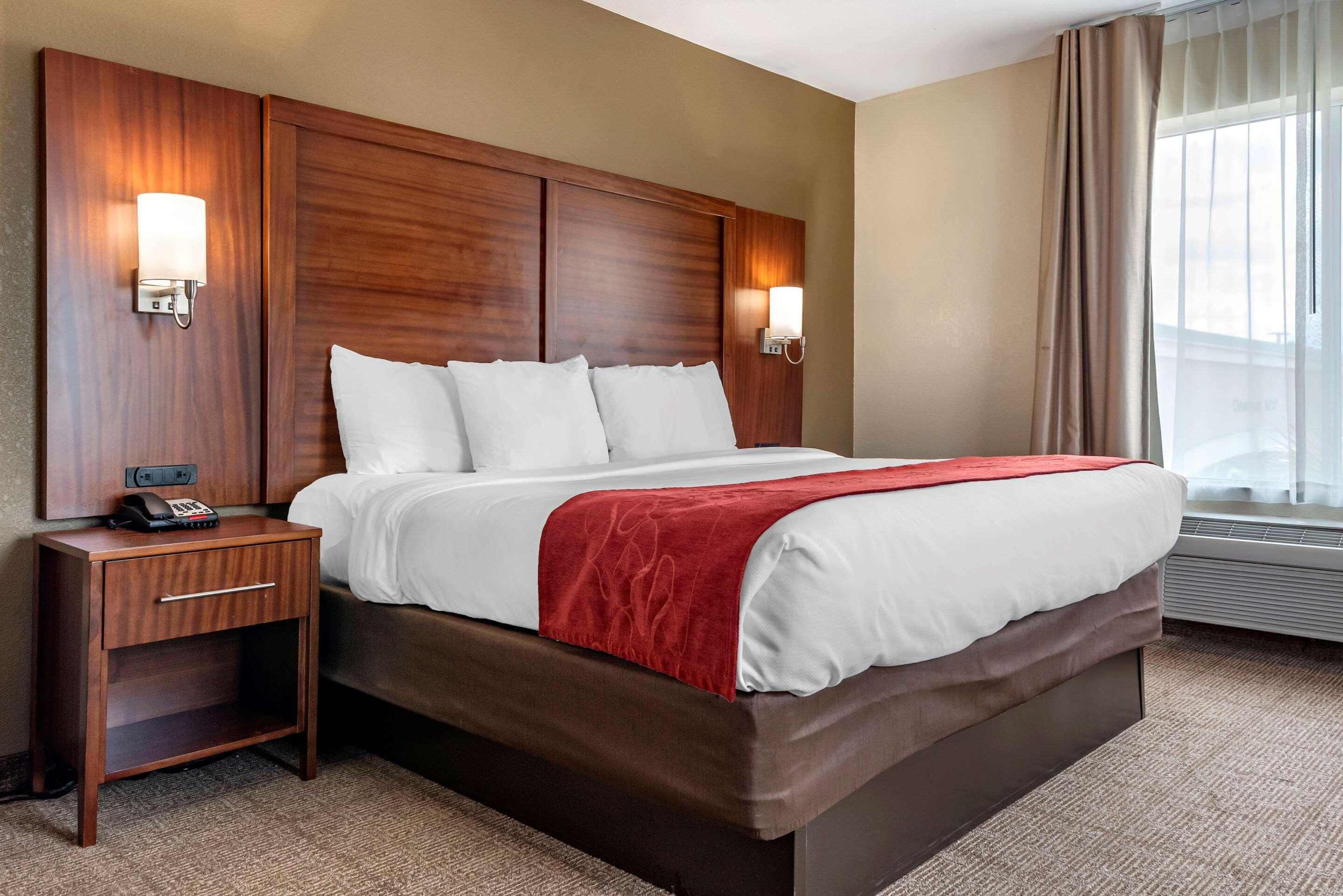 Comfort Suites Airport Luckney Exteriör bild