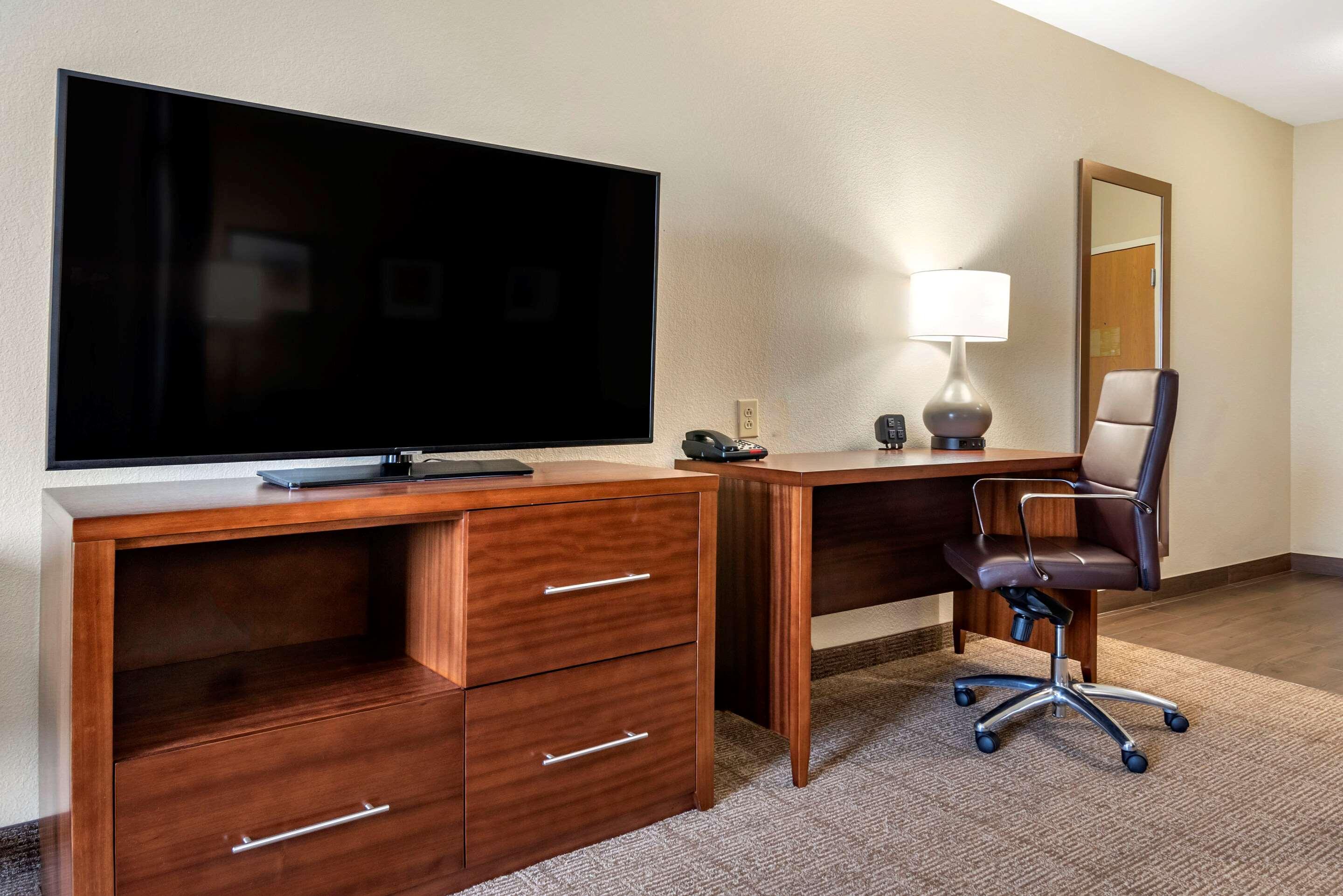 Comfort Suites Airport Luckney Exteriör bild