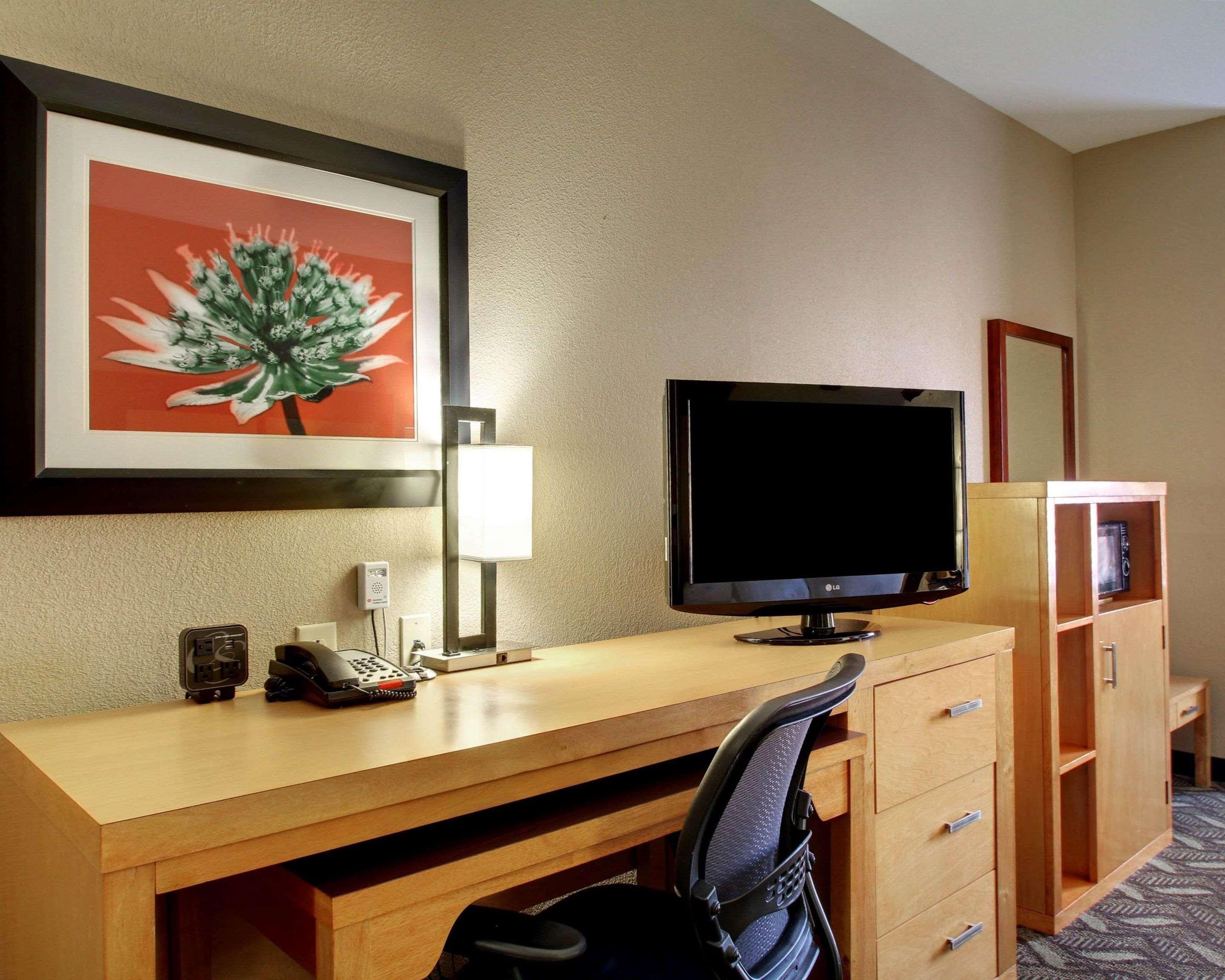 Comfort Suites Airport Luckney Exteriör bild