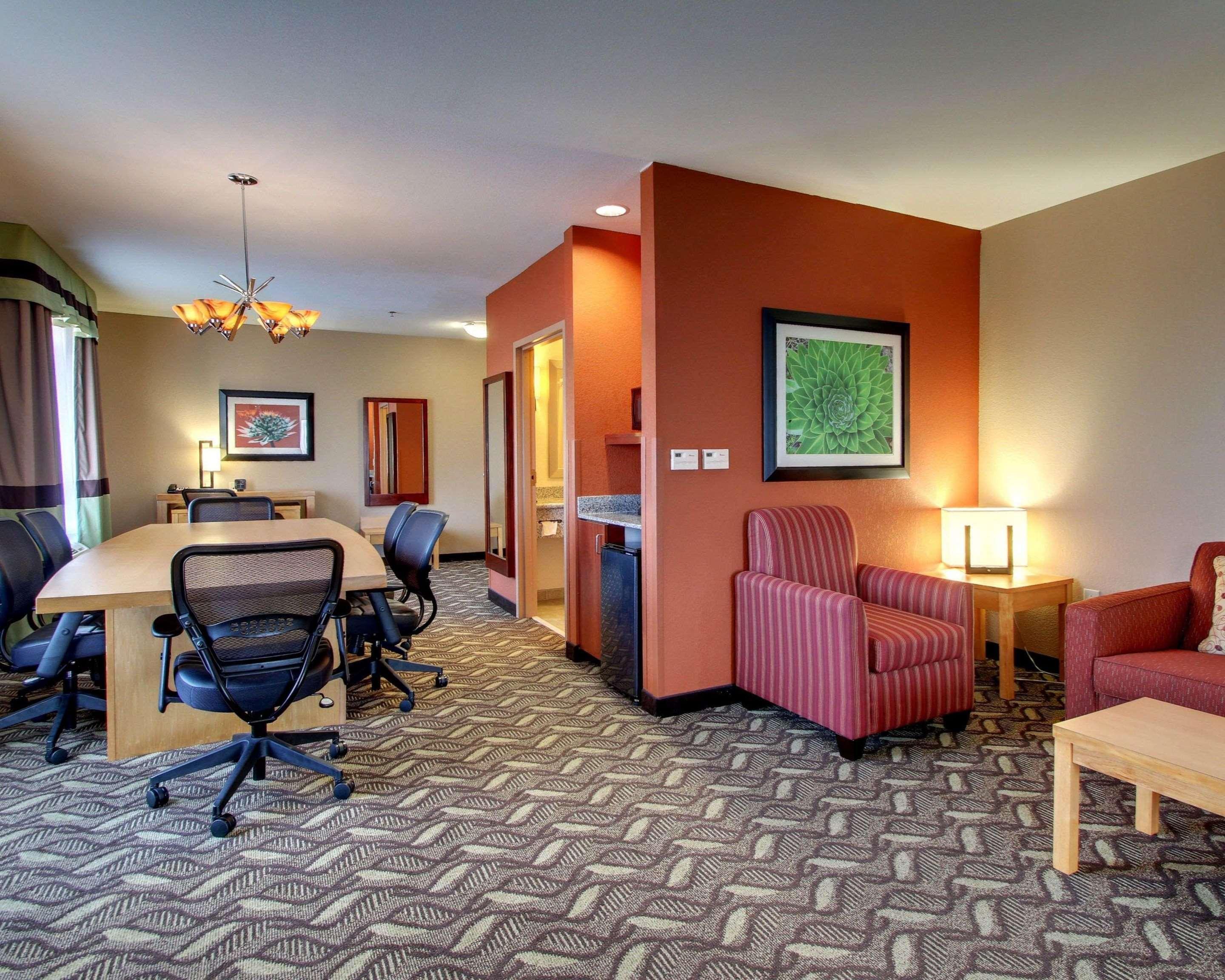Comfort Suites Airport Luckney Exteriör bild