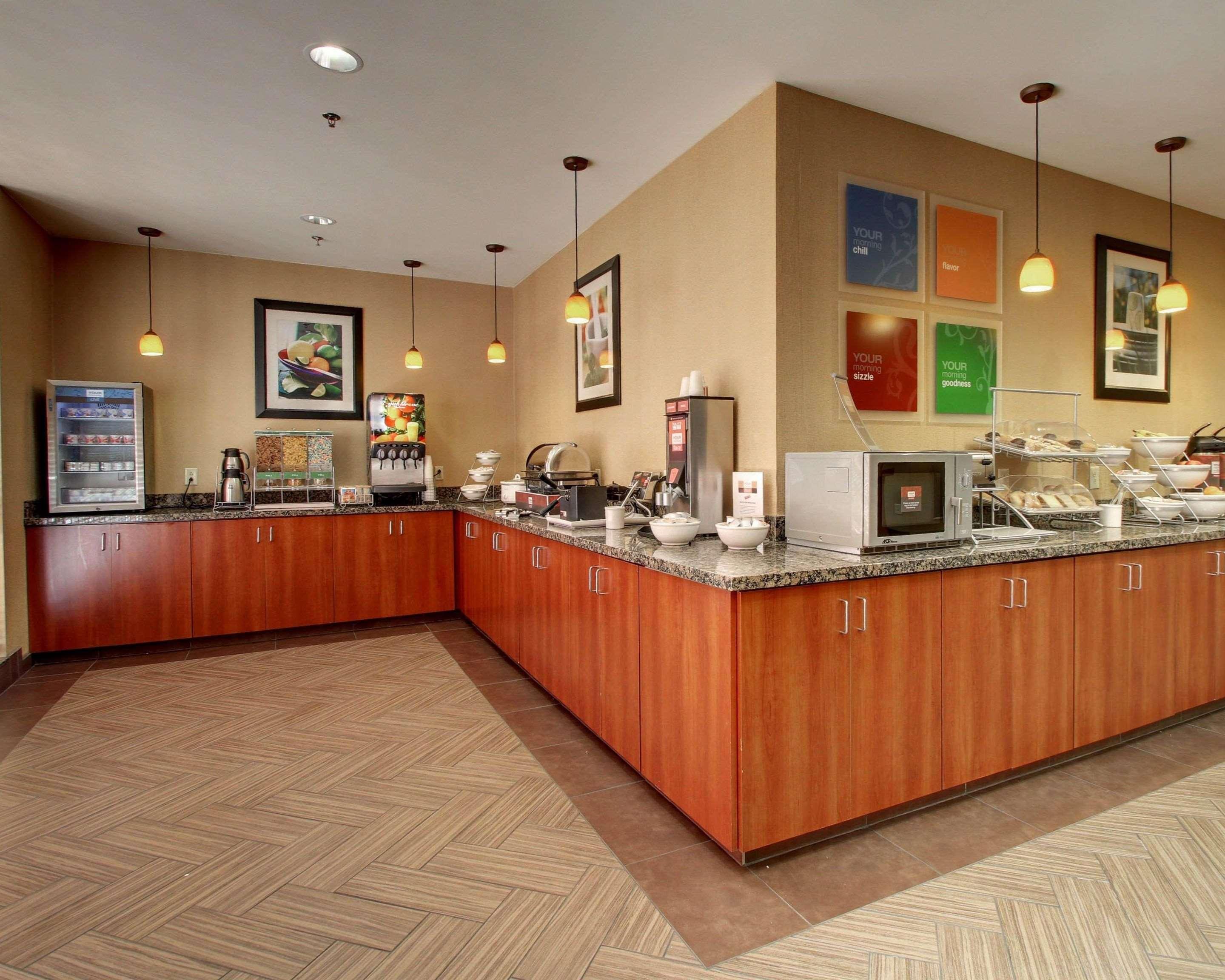 Comfort Suites Airport Luckney Exteriör bild