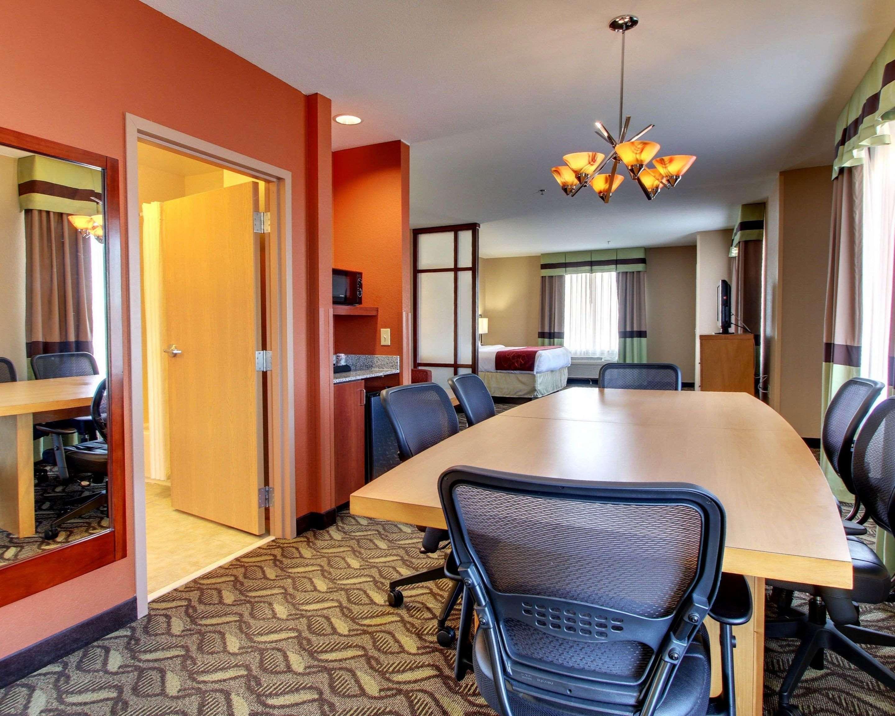 Comfort Suites Airport Luckney Exteriör bild
