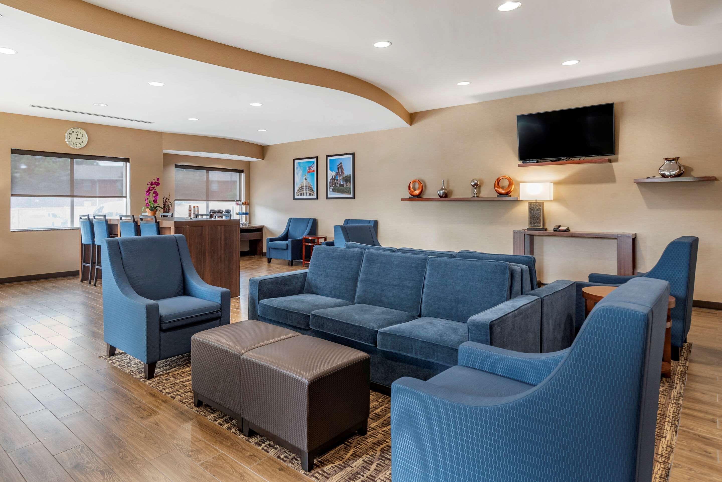 Comfort Suites Airport Luckney Exteriör bild