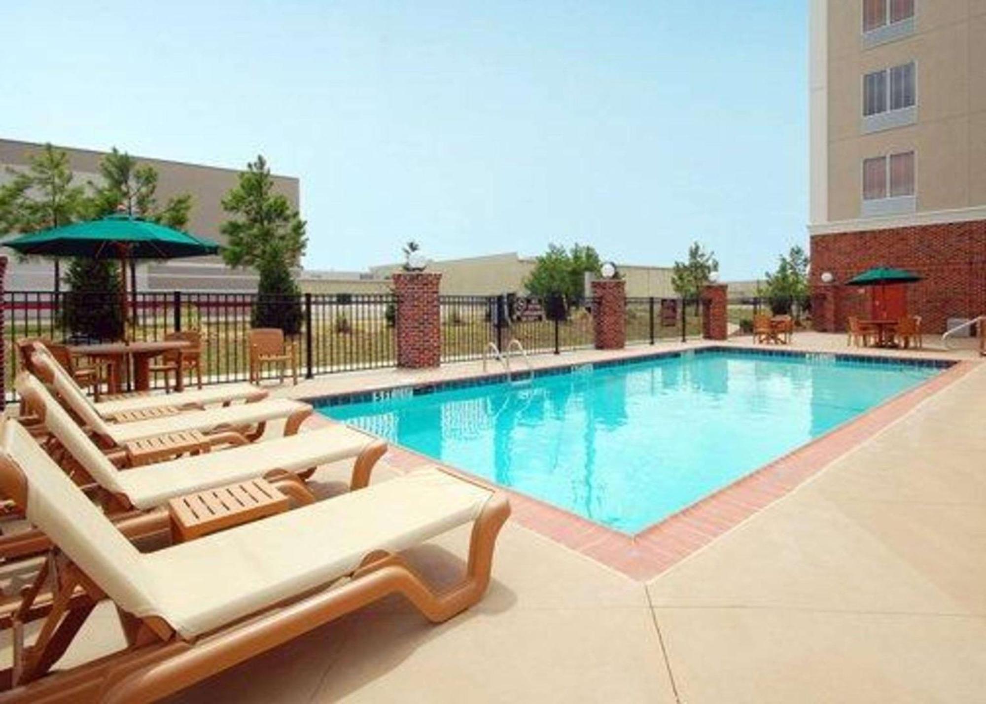 Comfort Suites Airport Luckney Exteriör bild