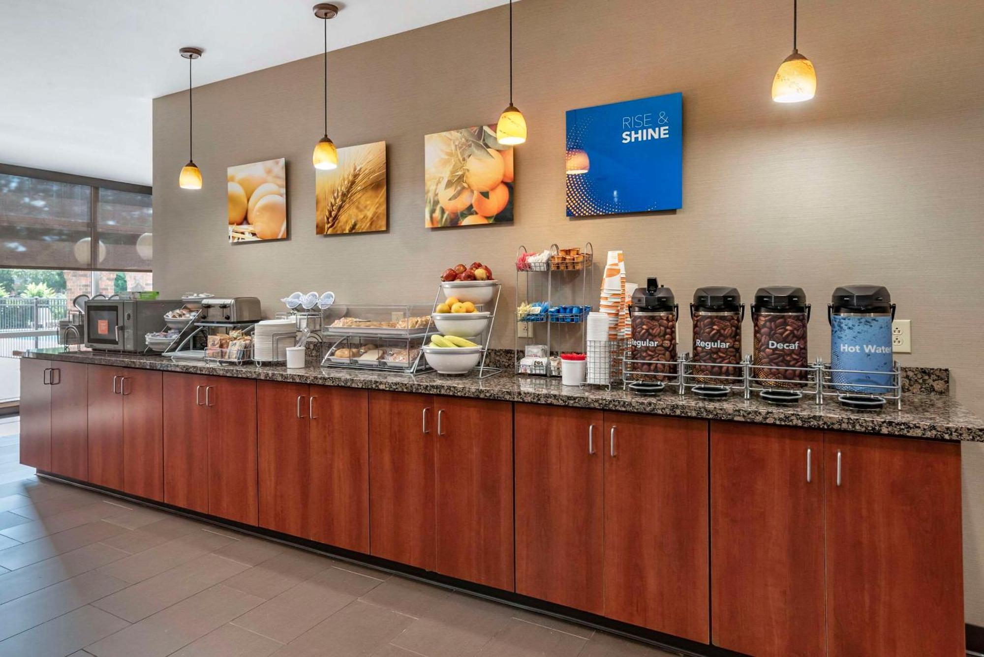 Comfort Suites Airport Luckney Exteriör bild