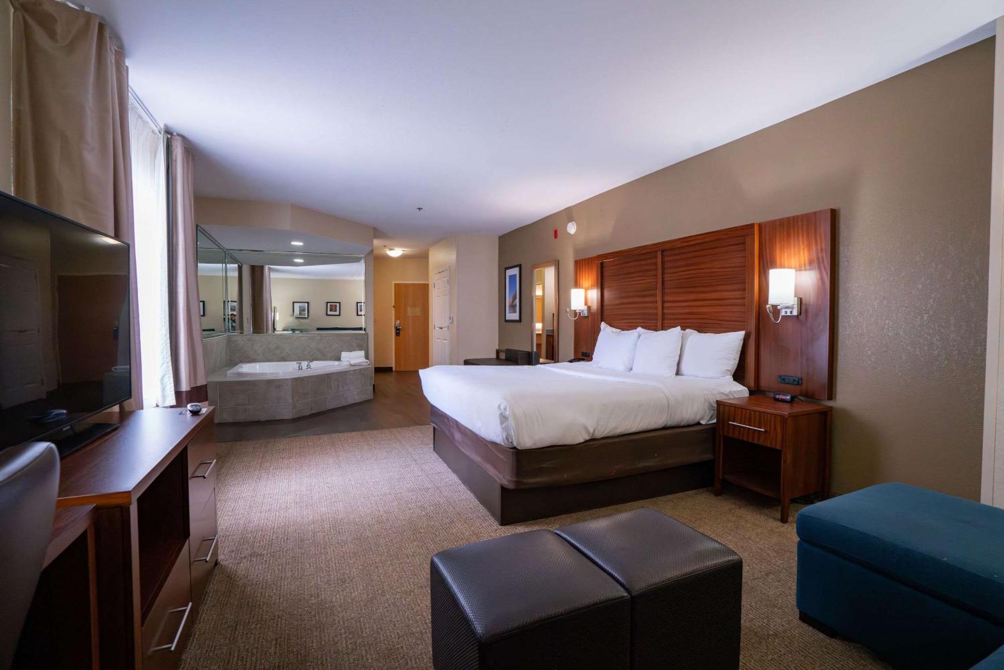Comfort Suites Airport Luckney Exteriör bild