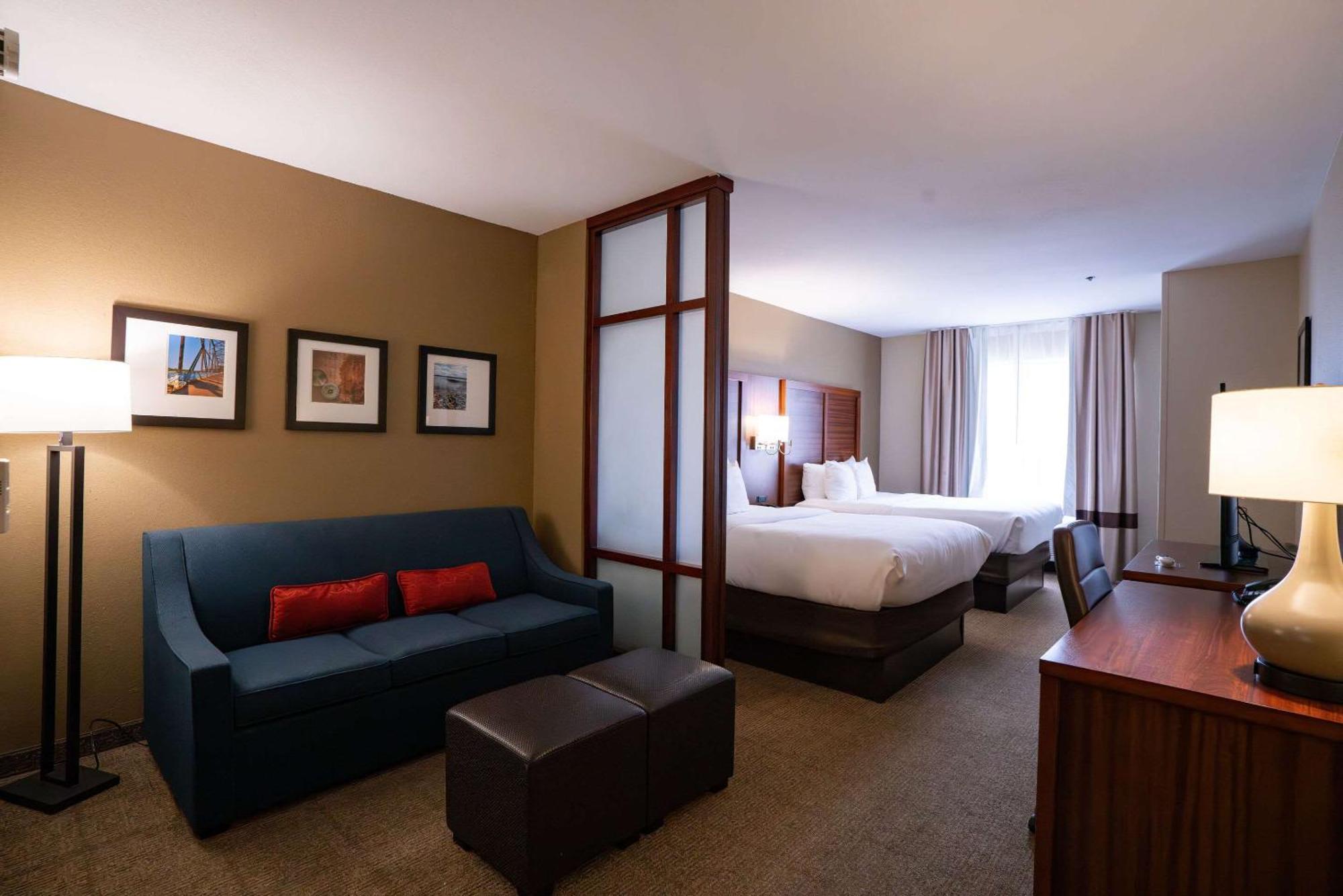 Comfort Suites Airport Luckney Exteriör bild