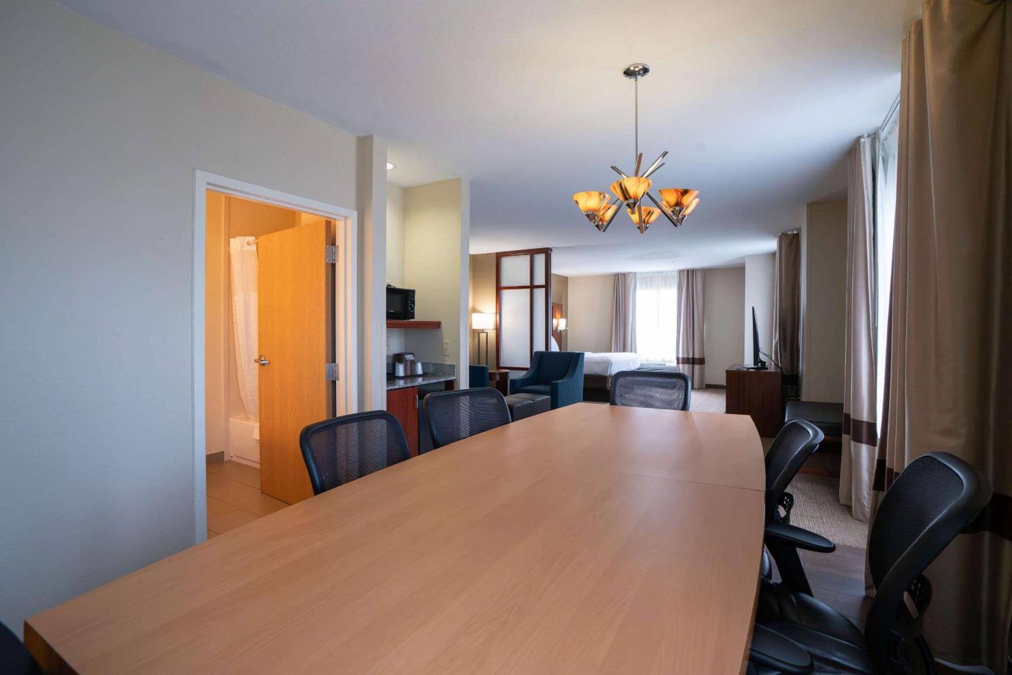 Comfort Suites Airport Luckney Exteriör bild