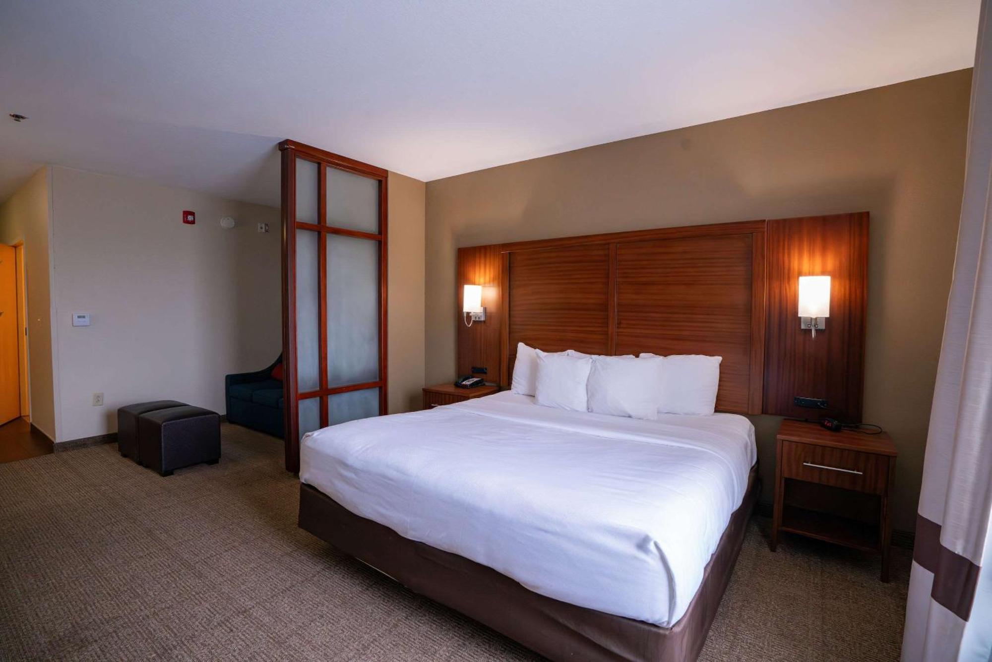 Comfort Suites Airport Luckney Exteriör bild