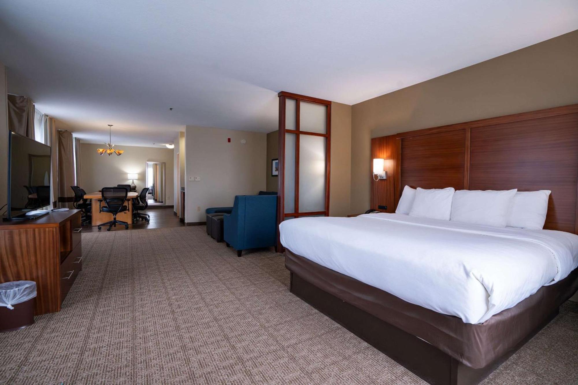 Comfort Suites Airport Luckney Exteriör bild